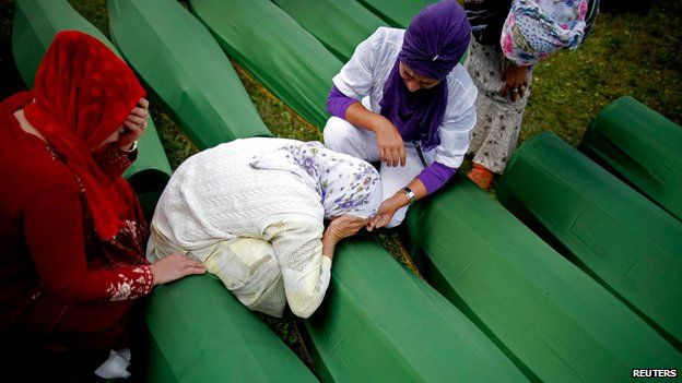 Bosniak women mourning their dead relatives at Srebrenica (11 July 2014)