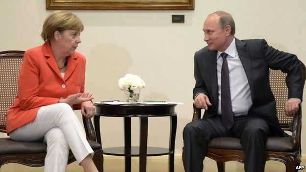 Russian President Vladimir Putin (R) speaks with German Chancellor Angela Merkel a World Cup meeting in Rio de Janeiro (July 20914)