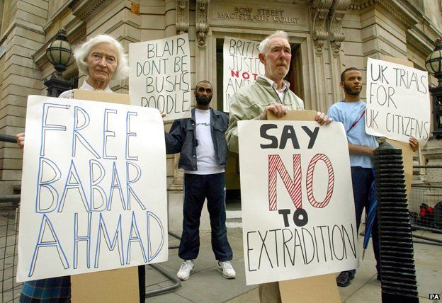 Protesters outside Bow Street Magistrates Court, 2004