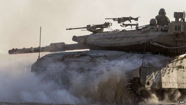 Israeli tank near the Gaza border (17 July 2014)