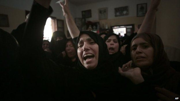 Palestinian relatives of Roshdi Naser mourn during his funeral in the Khan Younis refugee camp in the southern Gaza Strip, 19 July 2014