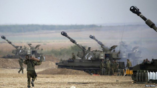 An Israeli soldier carries ammunition outside the Gaza Strip. Photo: 20 July 2014