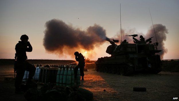 Israeli soldiers fire artillery towards the Gaza Strip from their position near Israel's border - 21 July 2014