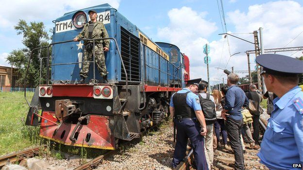 Train with MH17 bodies arrives in Kharkiv (22 July)