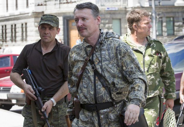 Strelkov flanked by guards in Donetsk, 11 July