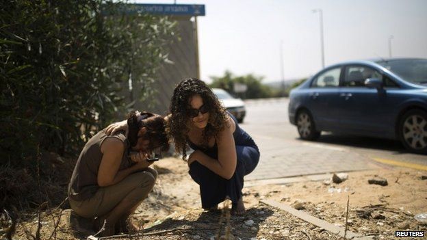 Israelis take cover in Ashkelon, 23 July 2014