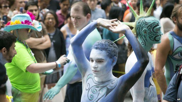 Naked body art enlivens New York - BBC News