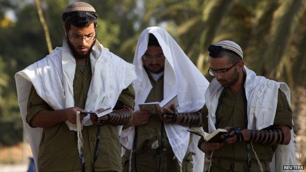 Israeli soldiers praying, 27 July 2014