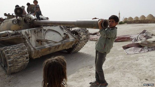 Syrian children near a tank in southern Aleppo (4 June 2014)