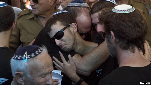 Relatives of Israeli soldier Liad Lavi, who died after succumbing to wounds he sustained last week while fighting in Gaza, mourn during his funeral in Meitar near Beersheba, 28 July 2014