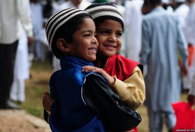 Eid Al-Fitr Celebrated Around The World - BBC News