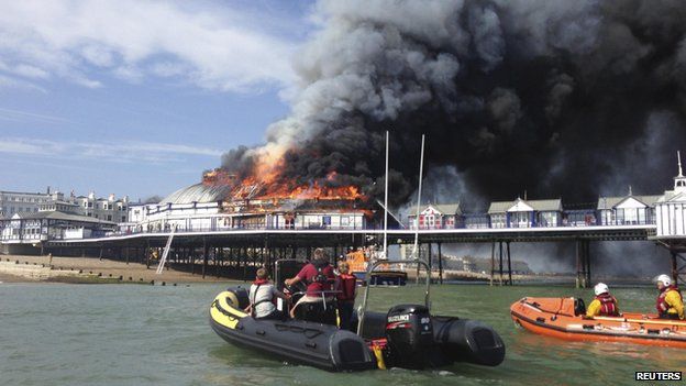 Lifeboat crews tackling pier