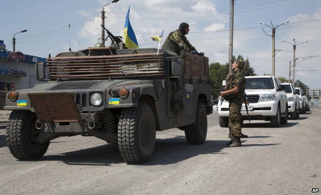 A Ukrainian army vehicle escorts OSCE cars in Donetsk region, 31 July
