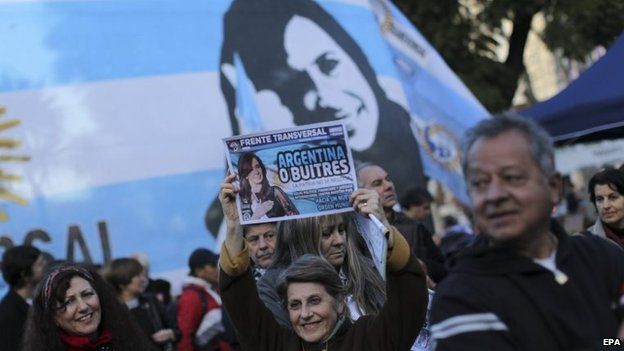 Supporters of Argentine President Cristina Fernandez de Kirchner protest against hedge funds in Buenos Aires on 30 July 2014.