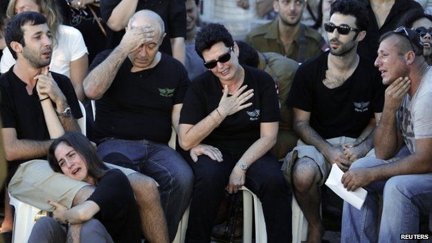 Family members of Israeli soldier Matan Gotlib mourn during his funeral in Rishon Lezion, near Tel Aviv July 31, 2014