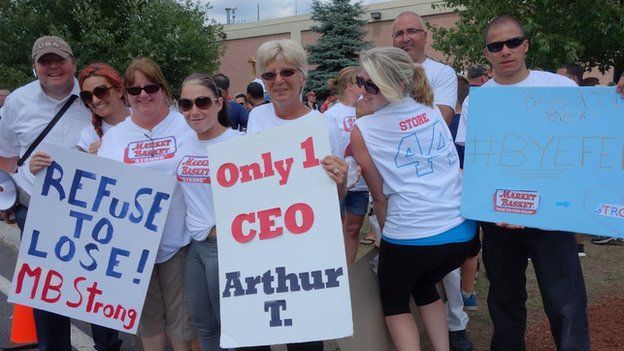 Employees protesting against Market Basket