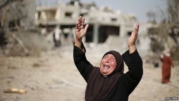 Palestinian woman reacts at sight of damaged house in Beit Hanoun - 1 August