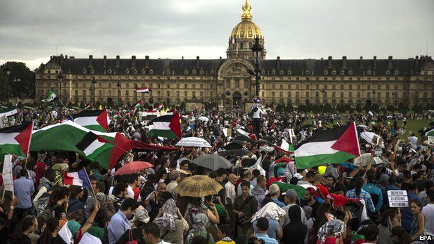 Thousands of protesters attend a demonstration to support the Palestinians, on the Place des Invalides in Paris, on 2 August 2014