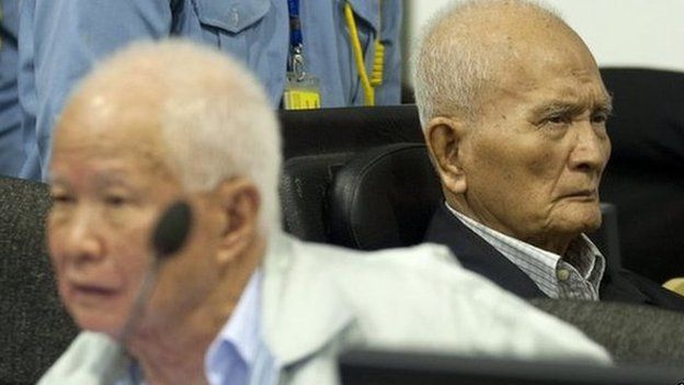Former Khmer Rouge leaders Khieu Samphan (left) and Nuon Chea (right) in the courtroom at ECCC in Phnom Penh on 31 October, 2013
