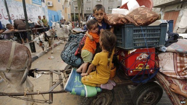Displaced Palestinians leave a United Nations school in Beit Lahia in the northern Gaza Strip to return to their homes on August 5, 2014, after a 72-hour ceasefire between Israel and Hamas in the Gaza Strip came into effect