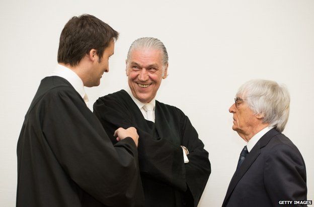 Bernie Ecclestone (right) with lawyers Norbert Scharf (L) and Sven Thomas in Munich, 5 August