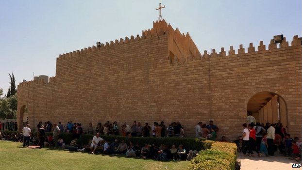Iraqi Christians who fled the violence in the village of Qaraqush, 07/08/2014