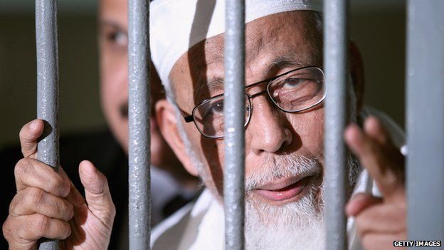Muslim cleric Abu Bakar Bashir is seen behind bars before his hearing verdict at the South Jakarta District Court on 16 June, 2011 in Jakarta, Indonesia