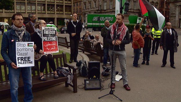 Palestinian flag raised over Glasgow city chambers - BBC News