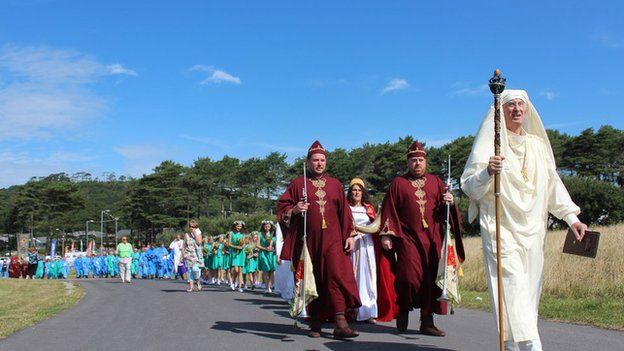 Dyfrig ab Ifor, yr Arwyddfardd, yn arwain y ffordd at Feini'r Orsedd