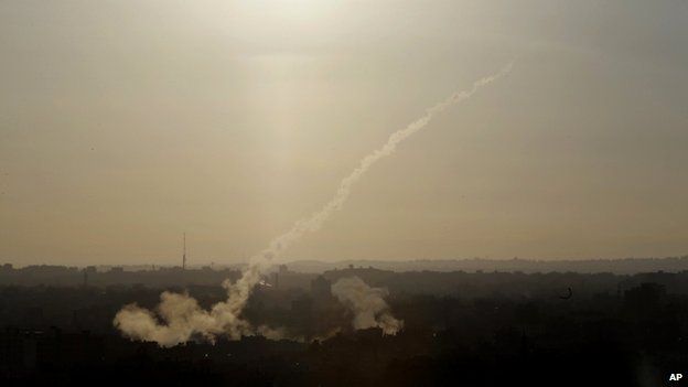 Gaza air strikes 'kill five' as rockets hit Israel - BBC News