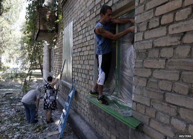 People in Donetsk secure windows with metal shields and plastic, 9 August