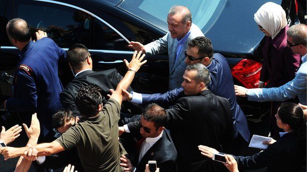 A supporter tries to touch PM Recep Tayyip Erdogan (10 August 2014)