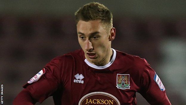 Louis Moult sgoriwr Wrecsam