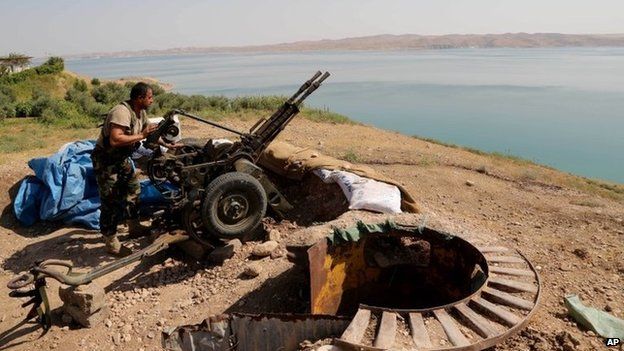 A Kurdish Peshmerga fighter prepares his weapon near the Mosul Dam at the town of Chamibarakat (17 August 2014)