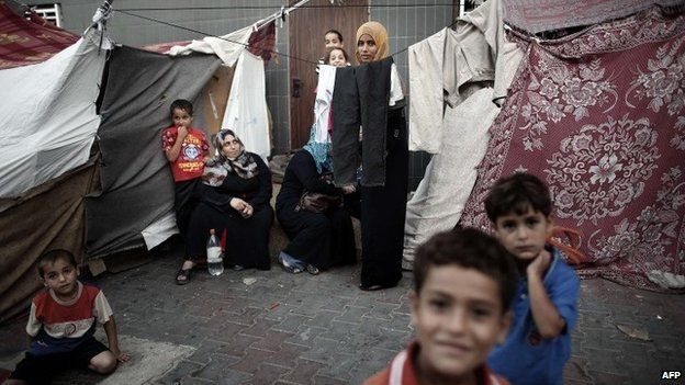 Displaced Palestinian families rest in the grounds of a makeshift camp inside the Al-Shifa hospital gardens in Gaza City (19 August 2014)