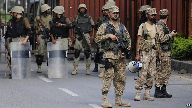 Pakistani soldiers stand guard at the entrance to the Prime Minister's house in Islamabad - 20 August 2014
