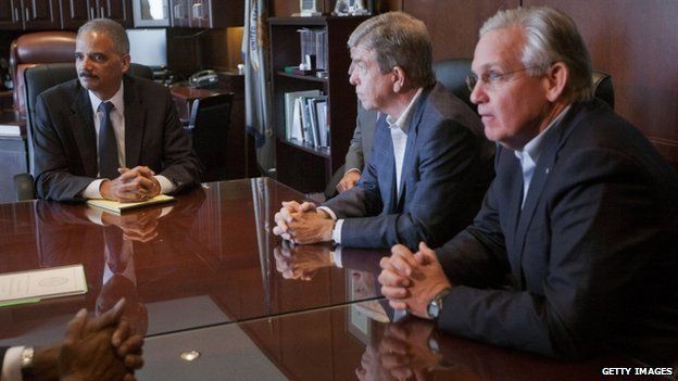 U.S. Attorney General Eric Holder (L) meets with US Senator Roy Blunt, (R-MO) (C) and Missouri Governor Jay Nixon at the US Attorney"s office 20 August, 2014 in St Louis, Missouri