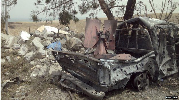 A destroyed IS vehicle after it was targeted by a US air strike at Mosul Dam, 19 August 2014