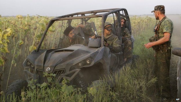 Pro-Russian rebels talk in a field near the village of Khryaschevatoye, eastern Ukraine (23 August 2014)