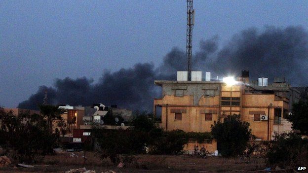 Smoke billows from buildings during clashes between Libyan security forces and Islamist groups in the eastern coastal city of Benghazi (23 August 2014)