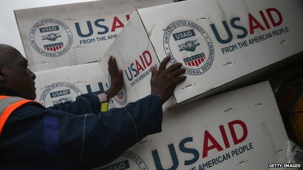 Workers unload medical supplies from a USAID cargo flight in Liberia (24 August 2014)
