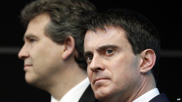 Manuel Valls (R) with Arnaud Montebourg (L) (file pic April 2014)