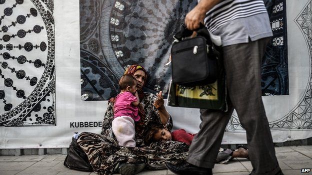A woman and child begging on a street in Istanbul (July 2014)