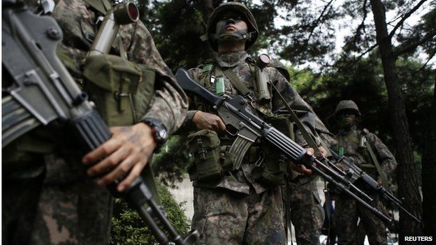 Южнокорейские солдаты принимают участие в антитеррористических учениях в Сеуле 18 августа 2014 года.