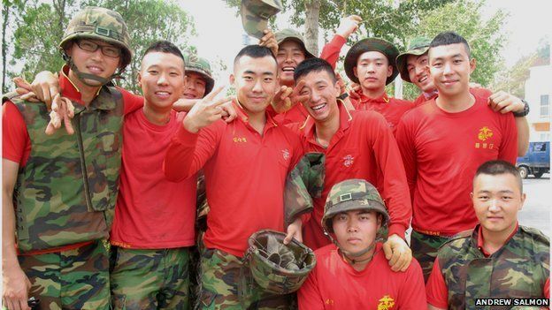 Фотография южнокорейских морских пехотинцев на острове Йонпхён.