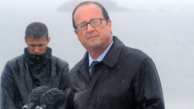 Francois Hollande attends a ceremony on the Ile de Sein (25 August)