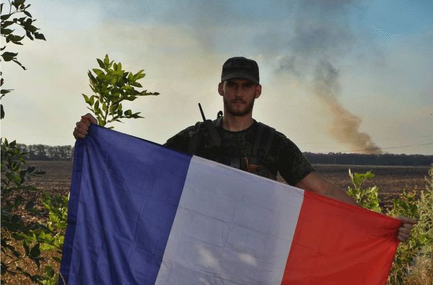 Former soldier Nikola Perovic holds up a French flag in southern Donetsk region, 11 August (photo given to journalist Pierre Sautreil)