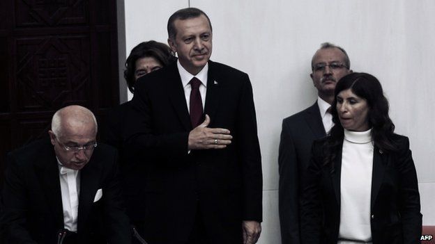 Turkey's new President Tayyip Erdogan (C) attends a swearing in ceremony at parliament (28 August 2014)
