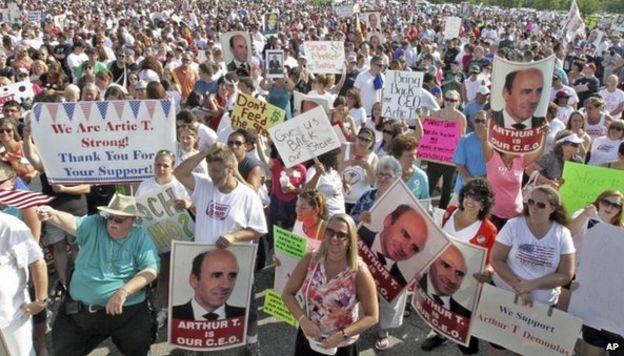 Market Basket sale to former boss ends bitter dispute - BBC News