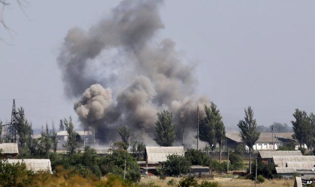 Smoke rises during shelling in the town of Novoazovsk (27 August 2014)